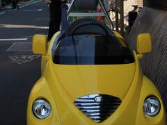 はん亭の横に停められていた一人乗りの黄色いオープンカー。こんなおもちゃのような車初めて見ました。