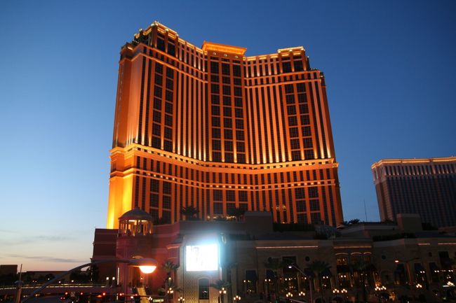 そうこうしているうちに夜が明けてきました。<br /><br />それにしてもラスベガスの朝焼けと夕焼けの空はきれいです。<br />