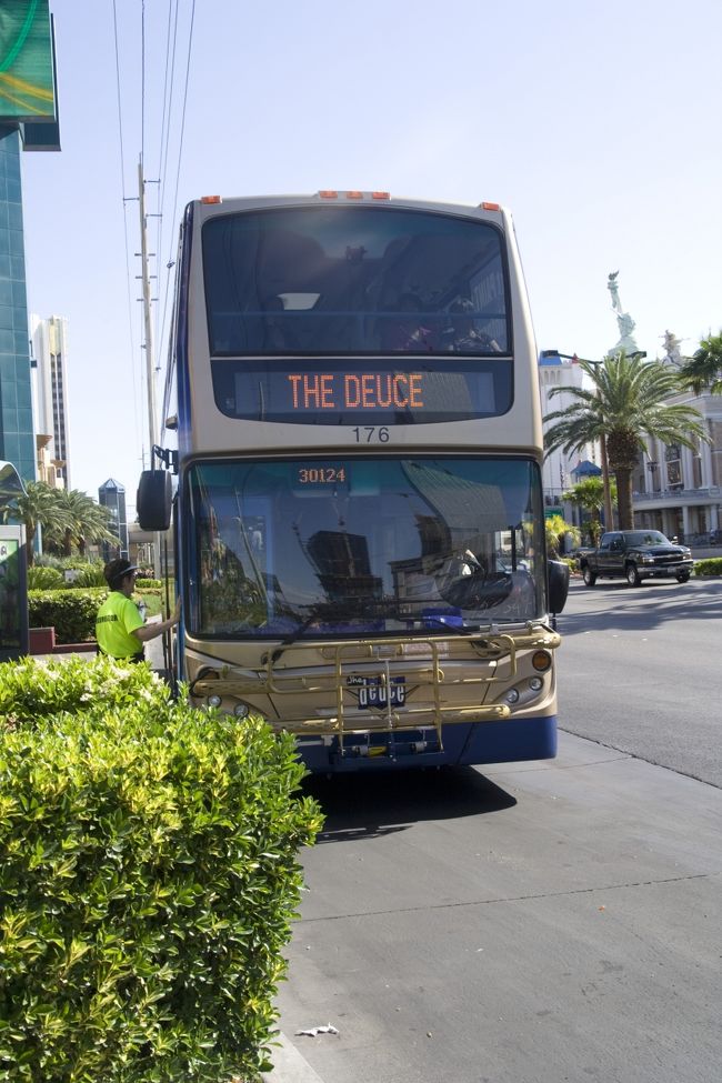 看板の場所まで歩いてもいけますが、<br />MANDALAY BAYよりストリップを南（LUXORの反対方向）に歩いて15分ほどかかります。<br /><br />Deuce（ストリップを走っている24時間運行の2階建てラッピングバス）で行けるのですよ。<br /><br />降車するバス亭は「BALI HAI GOLF CLUB」。<br />看板が見えたら、STOPのボタンを押しても大丈夫です。<br />ここで降りれば、目の前にありますよ。<br /><br />ただ、このあたりは交通量が少ないので、猛スピードで車が走っています。<br />特に北（繁華街）へ戻る場合、横断には気をつけてください。 