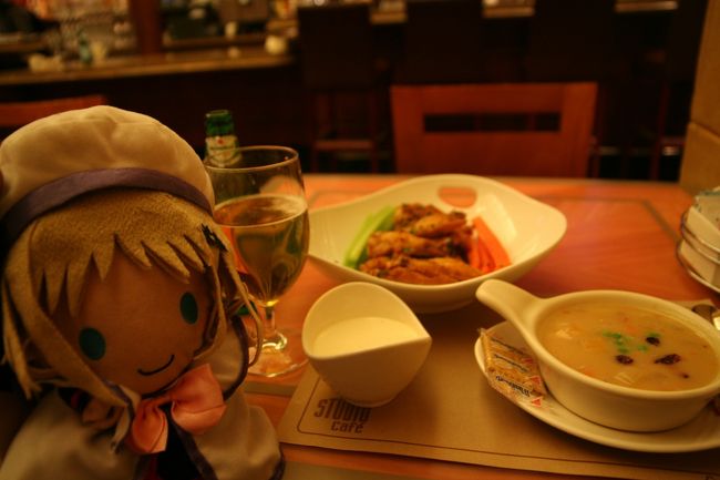 色々と食べましたが……どれも量が多い！<br />わふー。<br /><br />ビア2杯に、本日のスープ、<br />バッファローウイング（辛い手羽）、<br />全部で約30ドルでした。