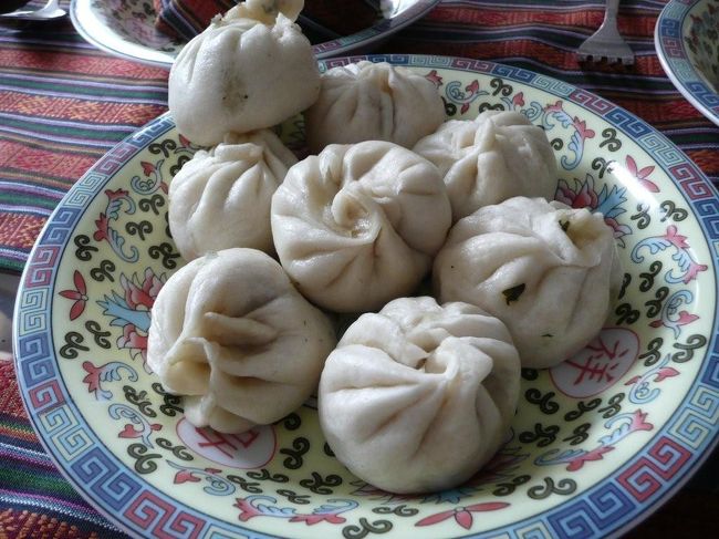 名前：モモ<br /><br />誰もが知るチベット料理の代表格モモ。いわゆる肉まん、餃子の類。中に入った具によって形が違っており、肉まん形をしたのは中に入っているのは豚肉。