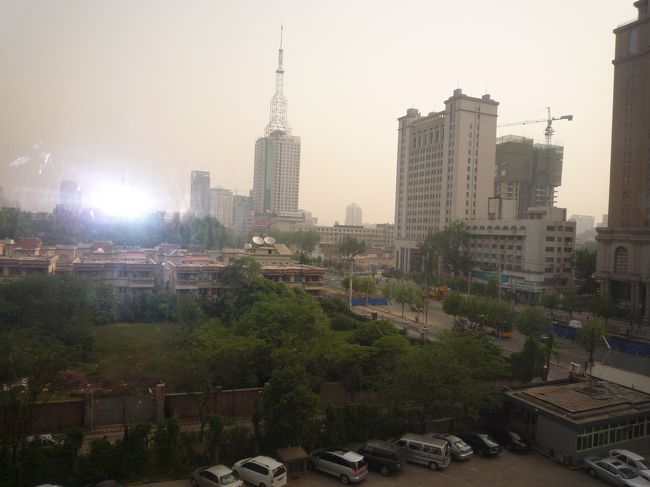 （2日目）<br />西安の朝の町並みです。<br />黄砂で空は曇っています。