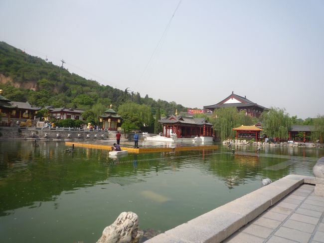 華清池です。<br />唐の玄宗皇帝と楊貴妃が住んでいた避暑地ですが、<br />建物は全て後から建て直したので歴史的価値は無いが雰囲気を感じ、朝の散歩のつもりでぶらぶらと。