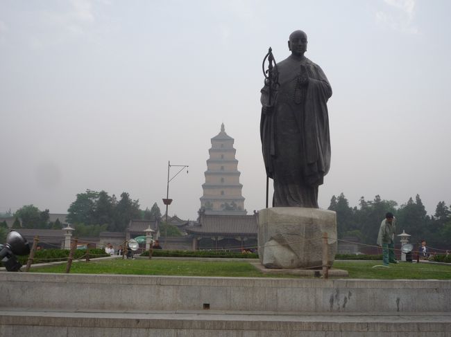 （3日目）<br />大雁塔<br />ふーりむーけばーどーんーな夢もー<br />かーなーうとー言うよー<br />（中略）<br />ガンダーラッ、ダンダーラッ、永遠の国インディアッ<br /><br />です。三蔵法師の経典が収められています。