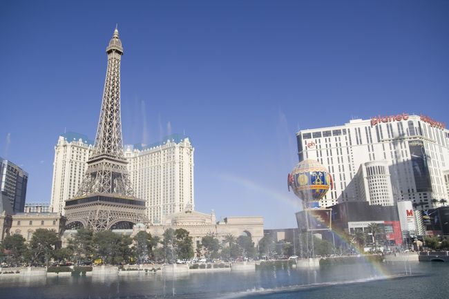 そして、Bellagioへ。<br />噴水、噴水♪と。<br /><br />ここでもポイントを。<br />太陽を背にしますと、噴水の水しぶきに虹がでますよ。<br /><br />この時期ですと、こんな感じに。