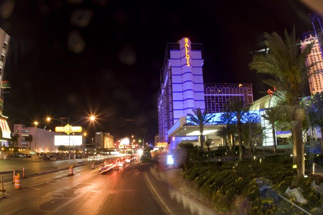 4月27日　0時過ぎ。<br /><br />Deuceに乗って、ある場所へ。<br />そしたら、いつもとコースが違う！<br /><br />ストリップを普通に南下するかと思いきや、<br />BALLY'Sのところで左に曲がって……。<br /><br />