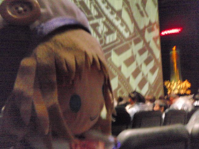 22時よりブルーマングループを。<br />実は、昨日予約していたのですよ。<br /><br />わふー。<br />今年のお正月の武道館ライブの時、<br />特別ゲストにブルーマンを呼んだのですが、<br />当日熱を出して、見られなかった。<br /><br />座ったシートは、Fの40.<br />前から6列目の一番左側です。<br /><br />実はここ、ブルーマンが客席に下りてきて、<br />懐中電灯を使ってのパフィーマンスする時、<br />最大の特等席なのですよ！<br /><br />ちなみに142ドルでした。<br /><br /><br />