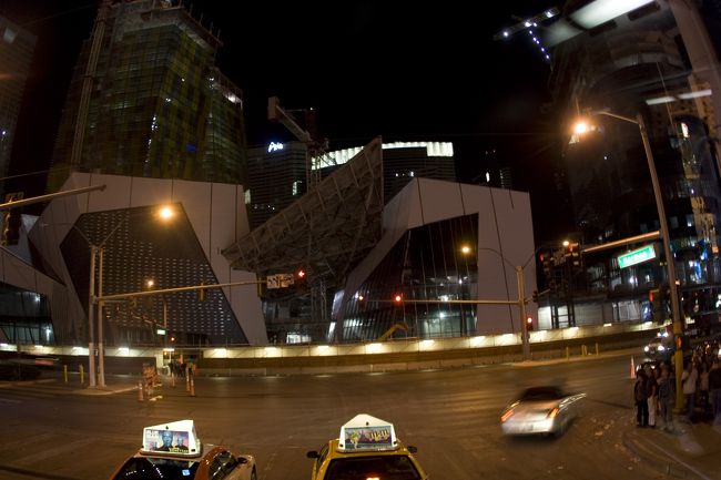 PLANET HOLLYWOODなどの裏側を通り、<br />ハーレーダビットソンカフェの横で<br />ストリップに戻ってきました。<br /><br />現在、この区間、夜は工事をしているので、<br />迂回しています。<br /><br />珍しい光景が楽しめますよ。