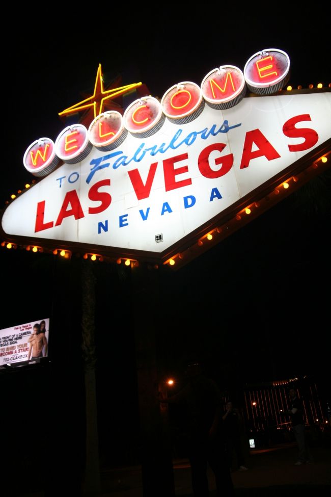 そして向かったのは、深夜の<br />「Welcome to LasVegas」の看板。<br /><br />他の観光客がいるにはいますが、<br />深夜に行く場合は、気をつけてください。<br /><br />帰りはバスの本数が少なく……。