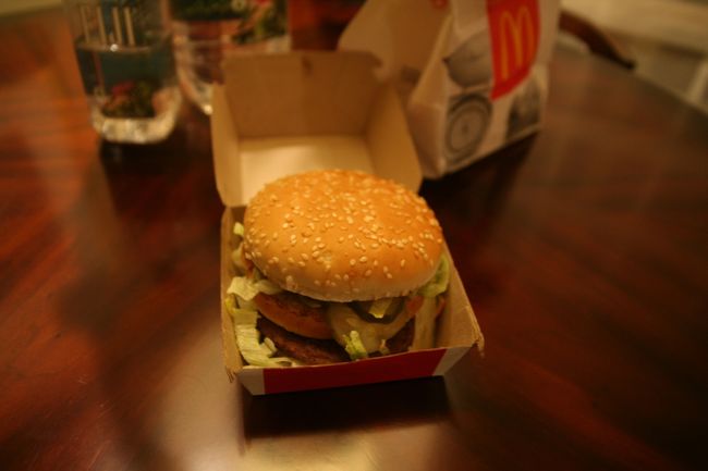 いろいろうろうろした後、<br />おなかがすいていたことに気づく（笑）。<br /><br />そんなわけで、早朝（3時49分）ということもあり、<br />開いている店があまりないので……。<br />マクドナルドでテイクアウト。<br /><br />ビックマック1つ4.08ドルです。<br />