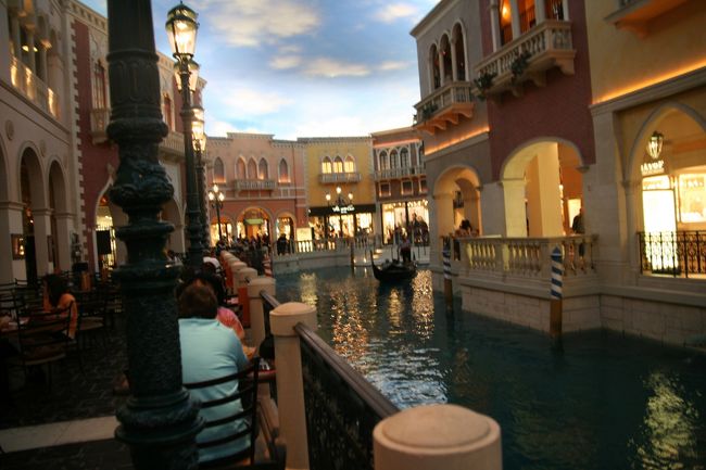 お気に入りの場所、<br />Taqueria Canonitaで食事を。<br /><br />http://www.venetian.com/Pages.aspx?id=972&amp;terms=Taqueria+Ca%c3%b1onita<br /><br />場所は、Grand Canal Shoppes内で、<br />ゴンドラの折り返し地点付近です。