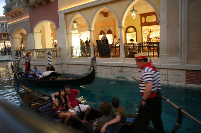 その横では……。<br />「ゴンドラ通りまーす」<br />といったカンジ。<br /><br />そして、聞こえてくるカンツーネなど。<br /><br />うひょー。<br />