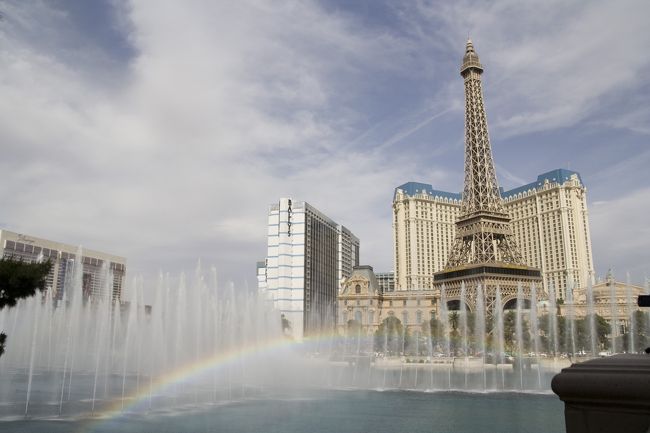 ちょっと風と雲が。<br /><br />でも噴水を観に行きますよ。<br />そして、虹も見られます。<br />