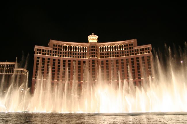 そして、さらにうろうろっと。<br /><br />その後、Jubilee!を観に。<br />ものすごく「これぞ、ラスベガス！」といったショウですね。<br />座った席は、GGの7と、最前列中央のテーブル。<br />目の前で踊っています！<br /><br /><br />あっ、ポイントを。<br />Jubilee!は、シアター内にカメラ持ち込み禁止なのです。<br />入り口にて預けるか、ベルデスクに預けるかしないといけません。<br /><br />荷物ごとベルデスクに預けた方が、楽ですよ。