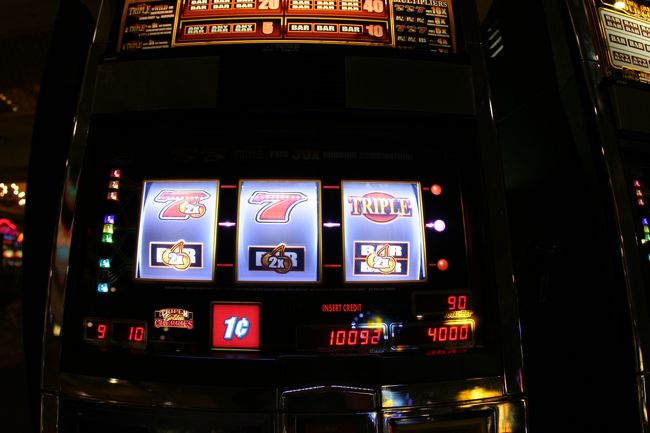 ちょっとスロットを。<br />楽しいくらい当たりますよ。