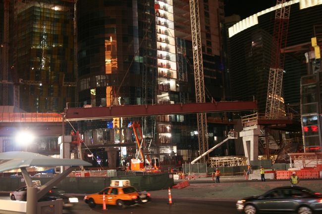 実は、昨日の深夜、<br />PLANET HOLLYWOODの向こうと工事現場との間、<br />ストップに歩道橋が設置されたのです。<br /><br />その現場を目撃。<br />ある意味、LasVegasの歴史的瞬間を見たわけですよ！<br /><br />ちなみに、この工事のために、Deuceは迂回しているのですよ。