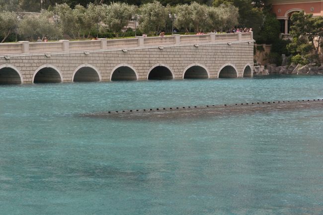 さらにポイントを。<br /><br />噴水ショウがはじまる2〜3分前になりますと、<br />湖面（？）に噴水用のノズルが顔をだします。<br />