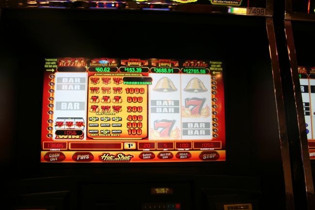 はじまるまで、時間があるので、スロットを。<br /><br />おっ早速、小さいですが、当たり！