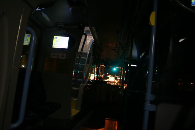 さて、ホテルへ帰ろうかな。<br /><br />ここでもポイントを。<br />ただ、女性のひとり歩きや、<br />海外初心者はオススメしないので、注意を。<br /><br />ホテルへのDeuceはバス停で大混雑します。<br /><br />そんなわけで、来る時に降りましたバス停で、<br />終点に向かって乗車。<br /><br />ただ、ほとんど人が乗っていませんので、<br />車内灯は消されています。<br /><br />