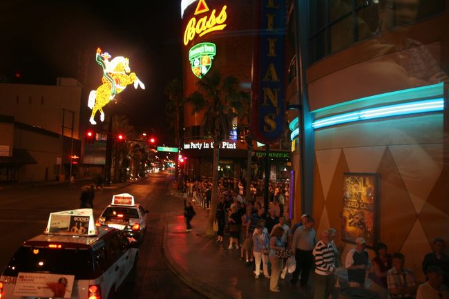 そうしますと、誰も乗っていない状態で、発車。<br />2階の先頭を楽しめます。<br /><br />しかも、FREMONT STREET EXPERIENCE帰りの方々は、<br />次のバス停で、この状態にて待っているのですよ。<br /><br />1度では乗れませんので……下手をすると3台ほど待たないといけませんよ。<br /><br />この情報を知っていると、楽です。<br />ただ、先にも書きましたが、暗いこともあり、<br />危険ではありますので、注意です。<br /><br />あと、歩いて、バスターミナルへ行けますが、<br />街灯が無い区間ありますので、<br />オススメしません。