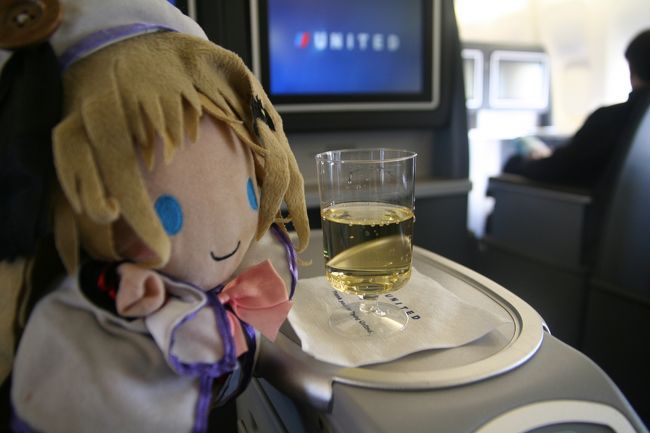 ウェルカムドリンクを飲みながら、離陸を待つ。<br />わふー。<br />らくちんです。