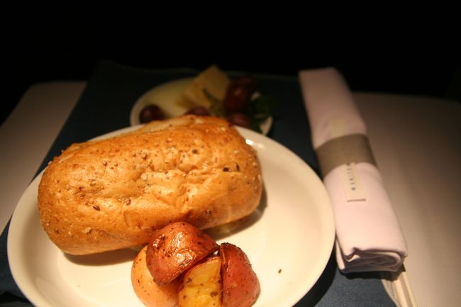 そして、フラットにして爆睡。<br />いや、マジに飛行機の旅がらくらくです。<br /><br />で、到着2時間ぐらい前に朝食が。