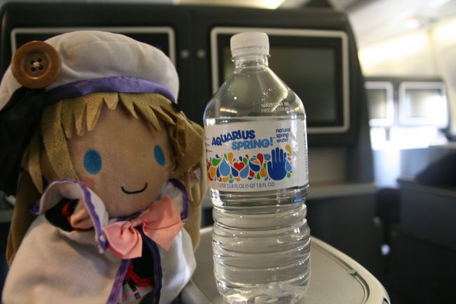 そして、関空に到着。<br />豚インフルエンザのため、機内検疫を。<br />その間、のどが渇いたので、水を求めたところ……。<br />キャビンアテンダントではなく、機長らしき人が。<br /><br />そんなわけで、コップではなく、<br />このおっきなペットボトルを渡されました。<br />わふー。<br /><br /><br />あと、出国ゲートを出たところで、<br />TVインタビューを受けてしまいました。<br />