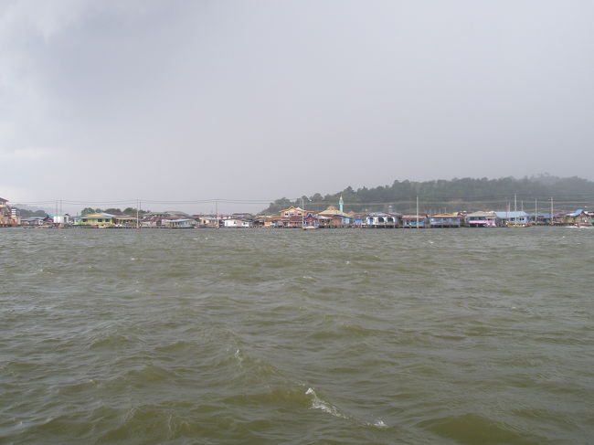 カンポン・アイール(水上集落)です。