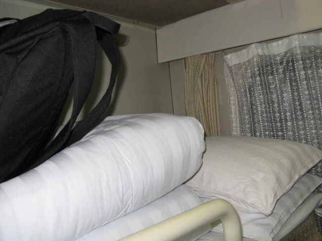 寝台車（二等）のベット。<br />2/3段目の席（相方は1段目）足はちゃんと伸ばせるが幅が肩幅程度しかないのでカバンを置くと一気に寝るスペースがなくなるのである。<br />ちなみに、一番上の3段目に荷物を置くスペースがあり、ボストンバック4つぐらい置けそうな広さだった。