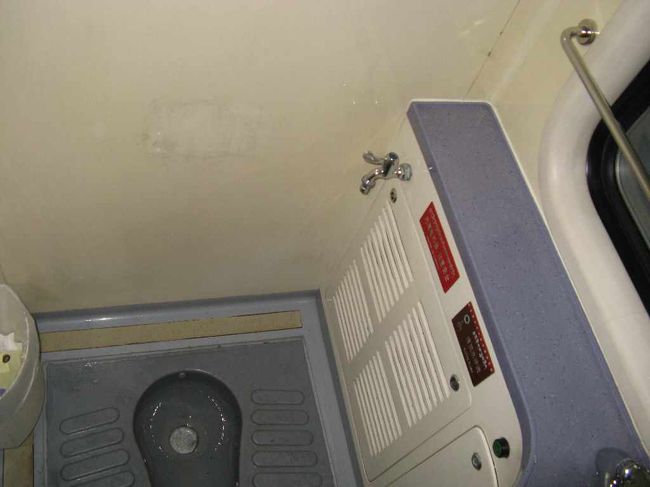 列車内のトイレ。<br />発車したばかりというのもあるが噂どおりきれいである。