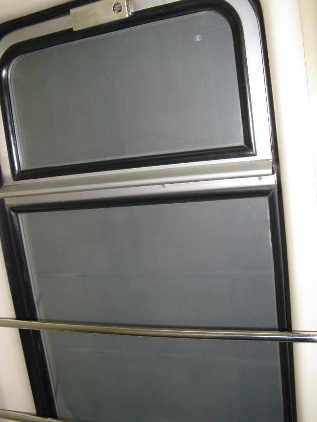 トイレの窓。どこかの旅行指南書には、トイレの窓が少し開いて外の空気が吸えるようなことが書いてありましたが、この車両のトイレに限って言えばしまっており開けられなかった。