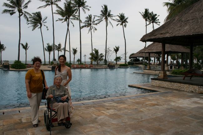 パトラのプールサイド。親切なドイツ人にお写真とってもらいました。