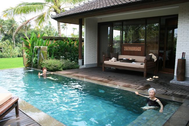 祖母もプールに挑戦。御年９０です。・・・元気