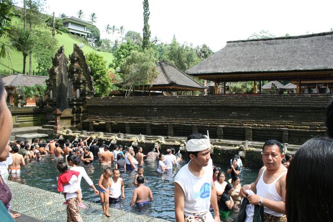 ティルタエンプルで沐浴をする人達