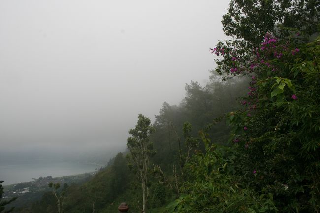 レイクビューは生憎の曇り空・・・お天気がよければ、三日月のカルデラ湖が綺麗に見えます。