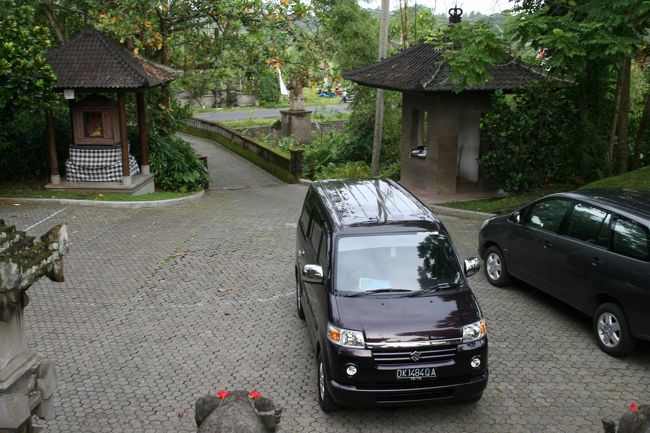 今回チャーターした車。新しくて良かったです。