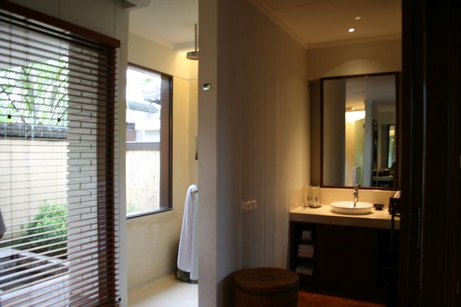 明るいシャワーブースと洗面台。洗面台にも細かな気遣いが感じられます。