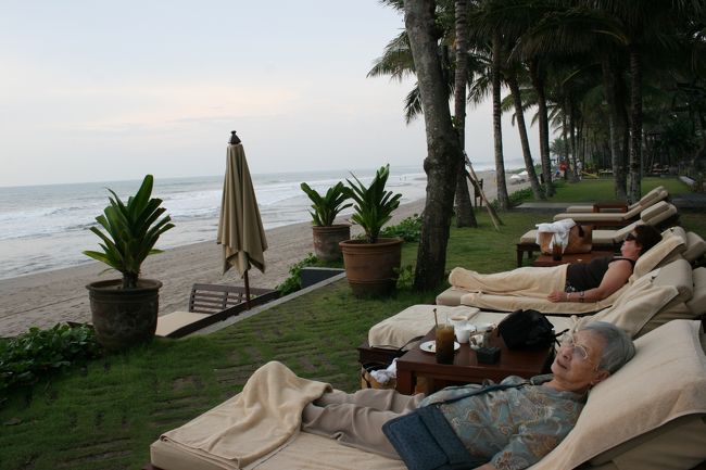 祖母ものんびりビーチでゴロリ