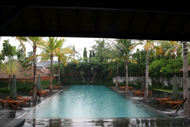 クラブハウスでの朝食は生憎の雨でした・・・