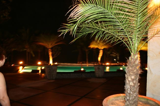 夜のプールサイド。ライトアップされてとてもムーディーです。