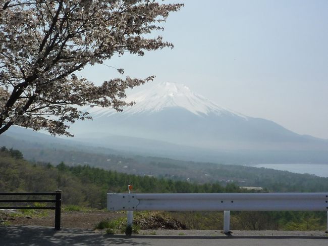 目的地の三国峠パノラマ台にも到着。ヒルクライムでちょっとつかれましたが、表紙の写真と合わせて景色がサイコーで！<br />