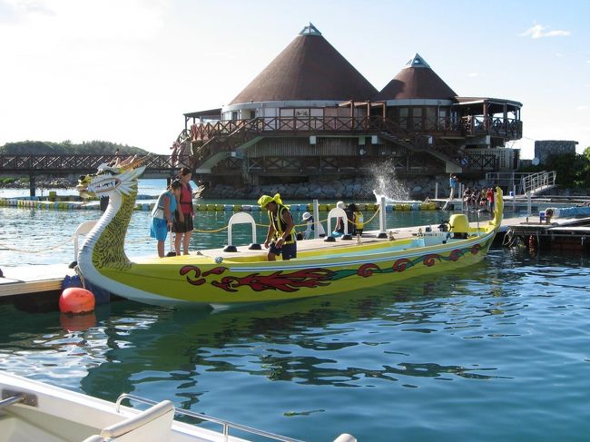 ホテルへ戻ってきました。<br />こちらは、ホテルのアトラクションで、くりゅう船と言って、船底がガラス張りになっています。<br />この船に乗って、沖まで行きました。<br />