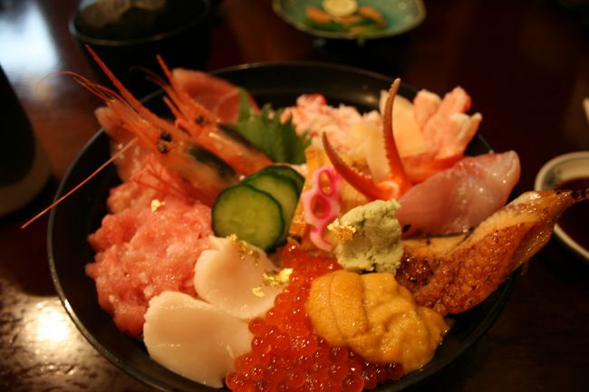 近江市場の海鮮丼。テレビでも紹介されるお店で、行列になってました。これは特選海鮮丼２５００円。おつまみに、カワハギのぬか漬けを注文。美味しかったです。