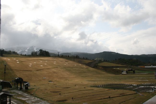 ハーヴェストクラブホテル勝山に宿泊。お部屋からの眺め。ホテルの前がゲレンデで、雪が無く、ちょっと寂しげな感じ。上の方はまだ雪。