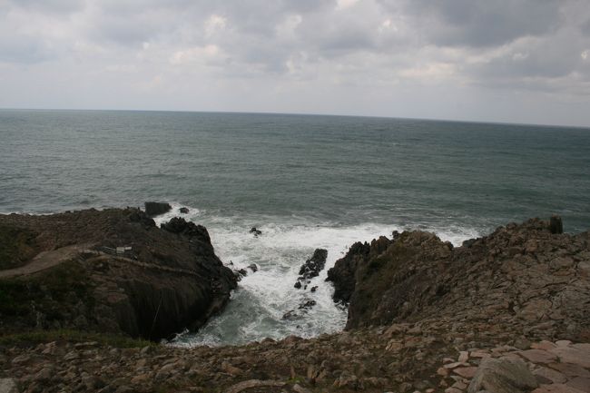 東尋坊は荒れてました。おみやげ物屋さんも閉まっているお店もあり、ちょっと寂しげ。。。