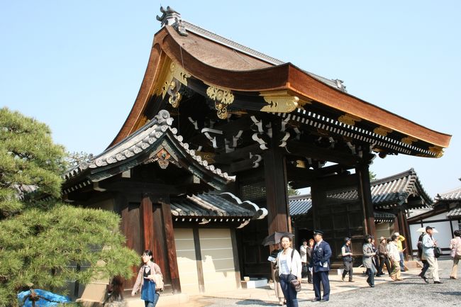 御所見学に出発〜　今日まで一般解放です。ご成婚５０周年記念の特別展示も