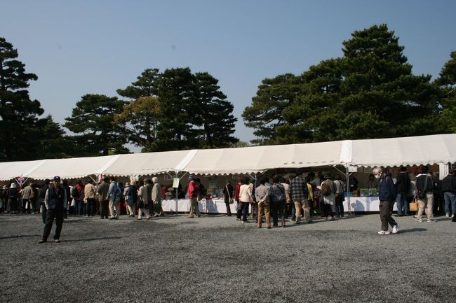 御所内でなぜかみやげ物やさんが軒を連ねていた・・・