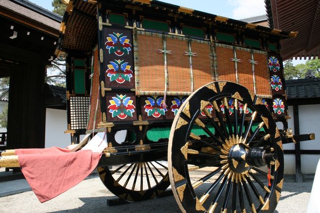 入内の際に使われた豪華な御車　すばらしい漆塗りです。