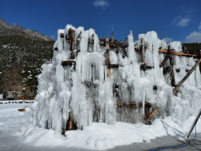 ←この丸太で組んだ土台からチョロチョロと<br />　水を流してひたすら凍るのを待つわけですね。<br /><br />