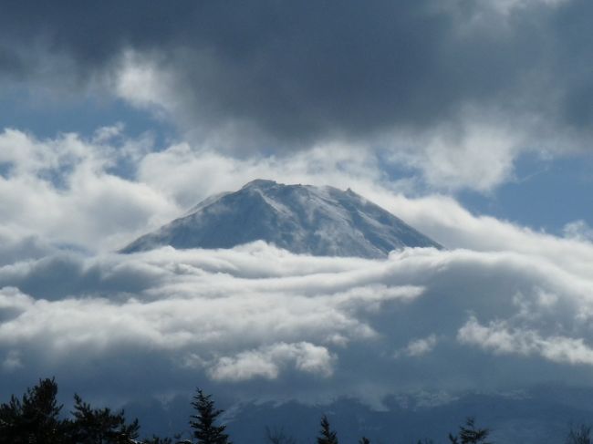 ←ほんの一瞬だけ富士山出現！！<br /><br />これはもうしばらくすれば晴れそうだということで<br />場所を変える事にしました。